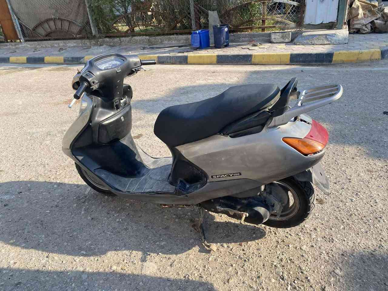 سلام عليكم دراجة لبيع سبيسي نضيفة مكفولة كفالة عامة نقصهة بس دبلات امامية السعر 600 بية مجال الشراي يتصل على هاذة رقم ***********
