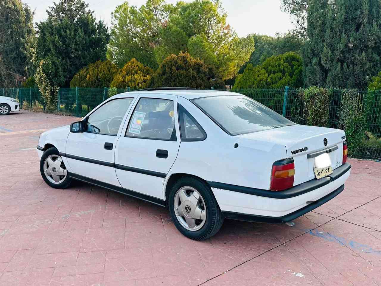 بەناوی خوای گەورە ماشاالله لە ماڵی هەموو لایەک …
ڤیکترا مۆدیل ١٩٩٠ گێڕعادی 
بێ بۆیاغ بێ لێدران  پشت و پێشی لێدرانی نییە ..
سلایتە سەیارەکە ماشاالله زۆر جوانە کامل جوانکاری و کەمالیاتی ڵۆ کرایە …
گێڕ و مەکینەی بەشەرت گەرمی بەشەرت  کارەبایی کامل مەزبووت نەقسی نیە ..
پشت و پێشی چرکەی نیە بەشەرت دەشبول و بەرە دەرگەی لۆک…
بەناو کردن و وەکالەی بەشەرت سەنەوی بەسەرچووە ٢٧٠.٠٠٠ غرامەی لەسەرە 
بەناوی خۆمە  
*********** شوێن. هەولێر أربيل, العراق
