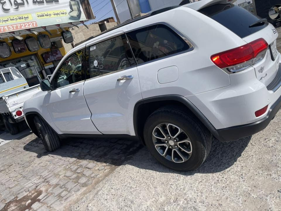 جيب شيروكي مديل ١٤ فووول مواصفات لمتدد
فتحه سقف 
تحكم ستيرن

نظام ايكو

نظام سبور

حساسات

رادار

صندوق كهربائي

سستم صوت

تبريد تدفئة فول

مكينه كير مكفول

تحكم كشنات

تدفئه تبريد كشنات امامي خلفي + ستيرن

لايت زنون

وهواي مواصفات بيه معروف

متؤمه ارقام وسنويه شمالي

كصه جنطه 

شغل درجه اولى 
بيها واجهه من المرور شغل مضبوط ١٠٠ بالميه 
السعر اتصل وتدلل
***********
السعر قفل قفل ٨٥ وماتحصل هيج سعر ابد بهيج نظافه 
بيها مجال شي قليل
