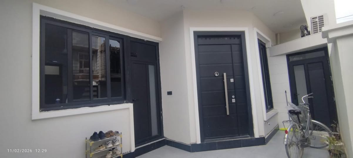 السلام عليكم
للبيع الموقع دور الزراعة الثانية خلف مكتب الريان فرع الصيداية
المساحة (144)م الواجهة(8)م النزال(18)م بناء حديث2025
مطبخ(4×340)م
استقبال(4×6)م
صالة داخلية معزولة(5×4)م
خرف نوم عدد2(4×425)(4×325)م
منور خلفي(4×150)م
منور داخلي(2×1)م
حمام طابق اول(250×150)م+حمام طابق ثاني
ارتفاع السقف(315)م
بيتونة كبيرة+صحيات
المواصفات
الكهرباء بواري سعودي الفنار الاصلي تأسيس نضام خطوط  الاحمال الثقيلة نقاط الاصلي الثقيل تأسيس الماء و المجاري الاصلي المصري الشريف نضام دكت مبردة كبيرة للغرف و الصالة استقبال جبسبورد +انارة مكنتك O ZN الارضية بورسلين هندي ثقيل الاصلي وكالة(يتاكيا)
سيراميك جدار الصحيات +مطبخ هندي وكالة(يتاكيا)
السطح+البيتونة شتايكر
رقم للاتصال ***********
