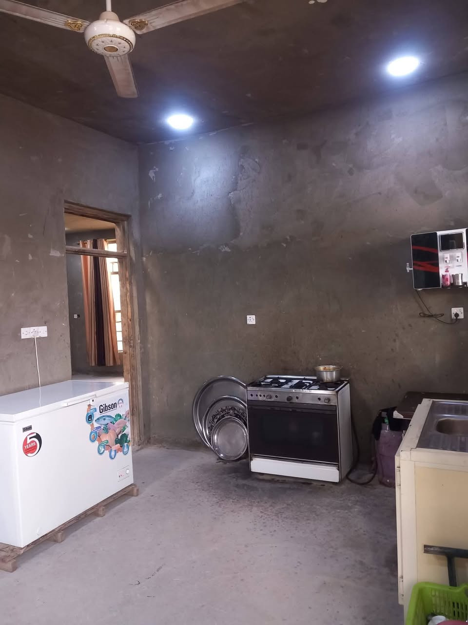 بيت للبيع في حي بغداد الصويره مساحه لبيت ٢٧٥ يتكون من غرفتين وصاله واستقبال وحمامات داخليه وخارجيه سعر ٦٣ وبي مجال للشراي/ لحد يكلي عوزه هواي اعرف ليريد يستفسر يتصل ***********
