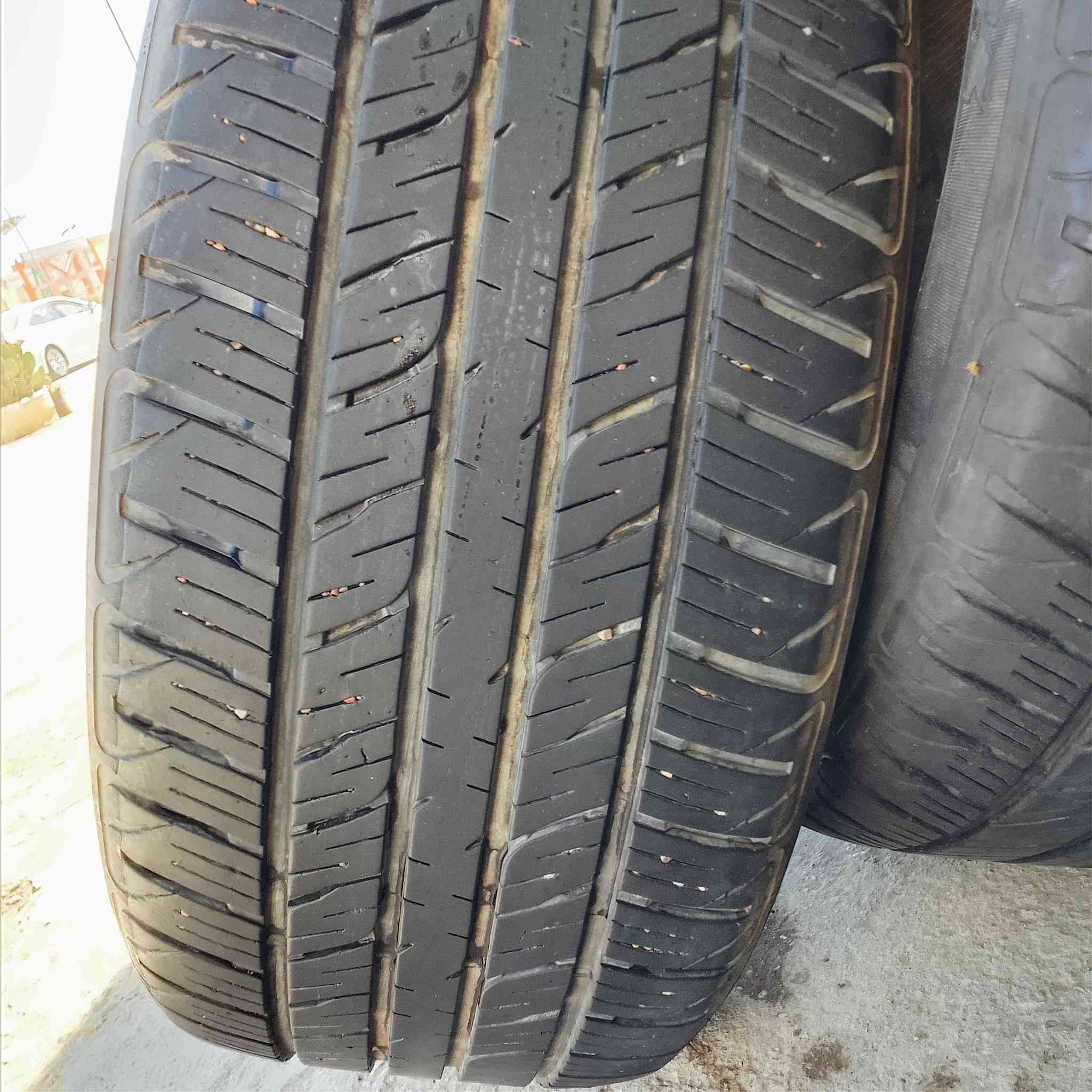 السلام عليكم تايرات قياس 20/50/285 تخم كامل ونقشه وحده انتاج حديث نضيفات كلش السعر 250 مكاني حله حي الجزائر ***********‬‏
