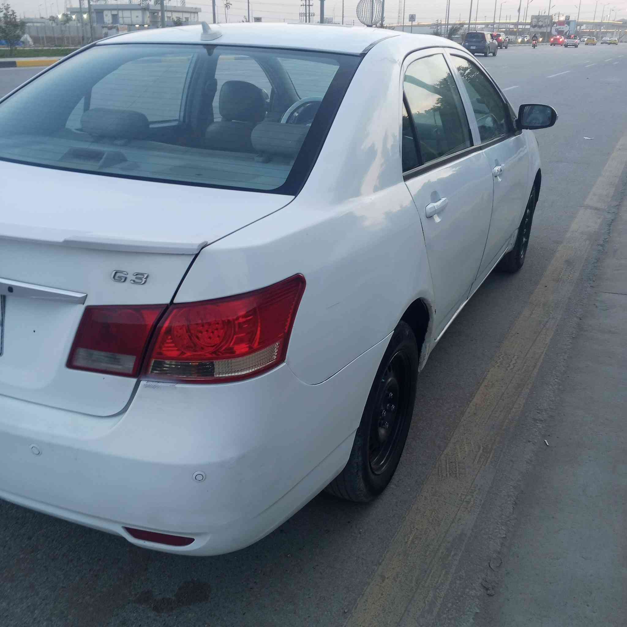 تحيه طيبه. بي وايدي. 2013 بسمي.
واسط دولي.   جاهزه مكينه كير. عادي. 
بيها مكانات صبغ. اثر خياس.  فقط.
بدون ضربه.    كهربائيات سنتر.  كلها شغال. مكان واسط الكوت مركز المدينه. سعر اللبيع 43ورقه اتصاال ***********
