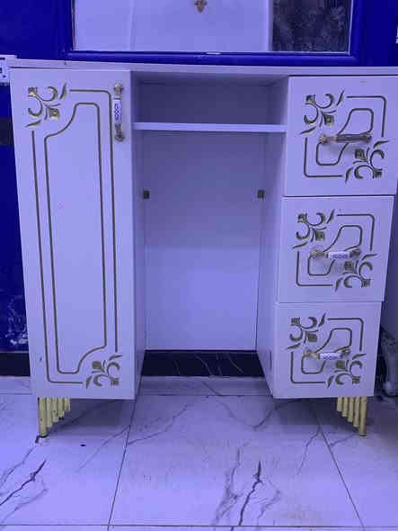 سلام عليكم كرسي وميز للبيع بعدهن جدد مامستخدمات الشراي خاص واتصال ع رقم ***********
