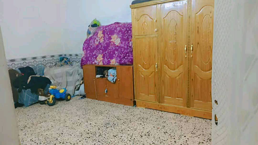 البيت للبيع نهاية حي اور مساحته ٧٠متر بي غرفه كبيره وصاله ومطبخ وحمام وتواليت خارجي البيع ابيعه اقصاد او حاضر خدامات مي وكهرباء وخير من الله سعره ٣٥بناء طابوك جديد مسلح 