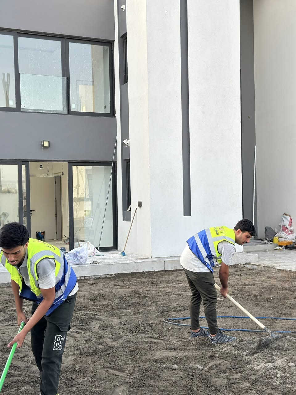 جرء من اعمال كوادرنا في مجال الديكور الخارجي للحدائق في مجمع بدور السكني***********
