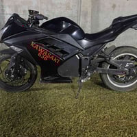 12 بطارية يمشيك مسافة 100 كيلو  سرعته الحقيقية 75-80 كيلو بالساعة مودي...