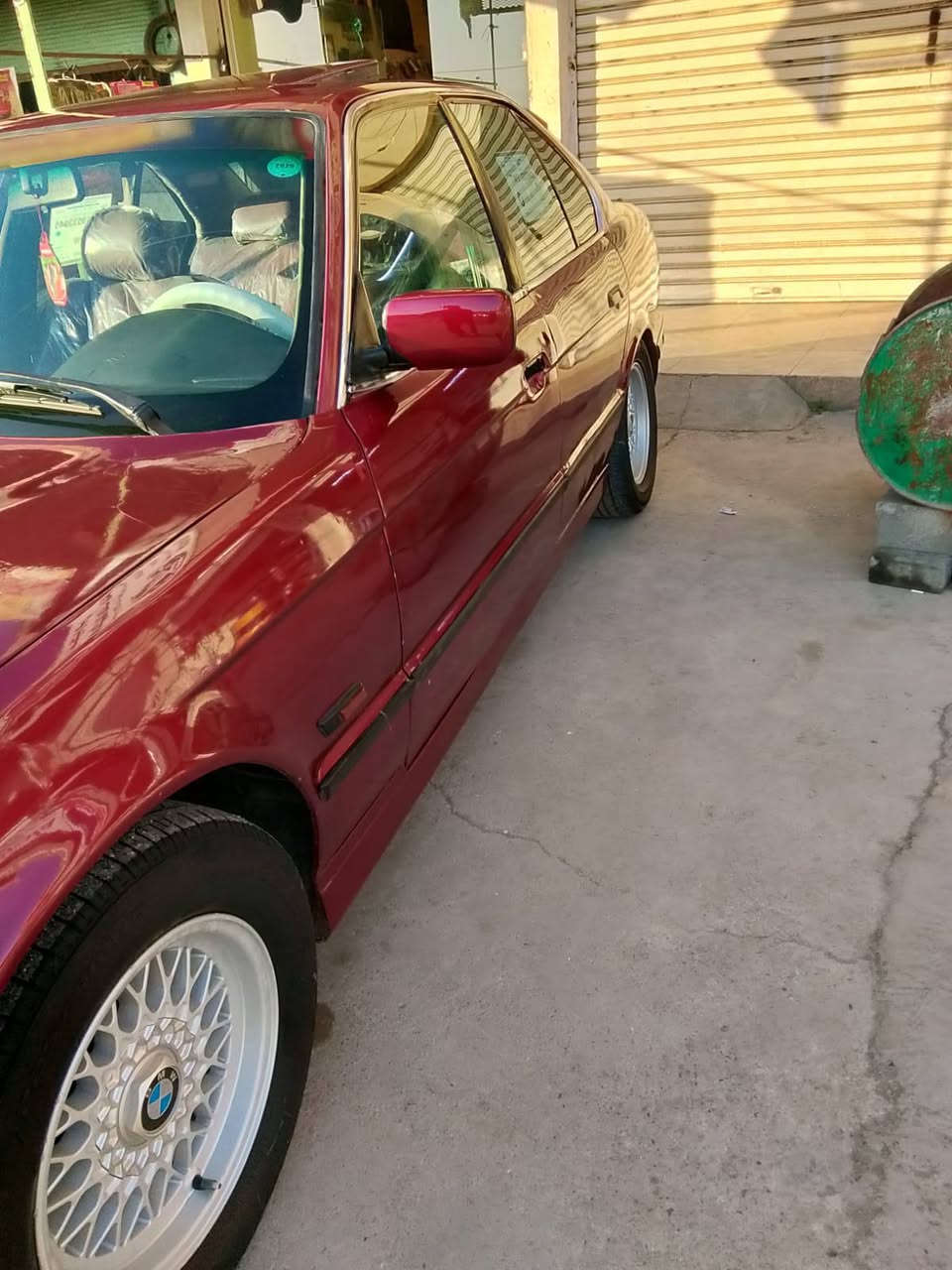 سلام عليكم
بي ام دبليو موديل 90 محرك 25 

رقم سليمانيه باسمي شرط التحويل🤝 والغرامات محرك وكير مكفول كهربائيات كلها شغاله 💯 ستيكر بانزين 🔥بيها جام امامي كهربا تبريد تتفئه شغال 👍 تخم تاير جديد ويل خليه بلجيس سبير جديد منضومه بريك اي بي اس 4 تايرات بلمكان جامه امامي جديد 👍 ماسحات جديد سقف سلايت شغال 👍 كشنات مدوشم  ماروني  🔴 ارضيات.  M. 🇩🇪 

مسجل سماعات 🎧 اواكس بلوتوث ضوه داخلي شغال 👍 

كيچات حماوه سرعه  رون بانزين  كلها شغاله 💯 اناره عالي ناصي سكن زينون ثلجي  رباعي 🖐️🚦 كلها شغاله 💯 

 

نواقص السياره فقط يده باب السائق 

سنتر لك شغال لاكن بي خربطه فقط فقط 

بالنسبه لضرر السياره فقط جاملغ امامي ونفسه راجع 

⁦⁦⁦

اخي العزيز ذكرت لك جميع تفاصيل السياره ⁦⁦:⁠-⁠)⁩

سعرها مناسب 48 وبيها مجال 

مكان السياره ديالى قضاء خانقين ‏‪0778 181 9539‬‏
