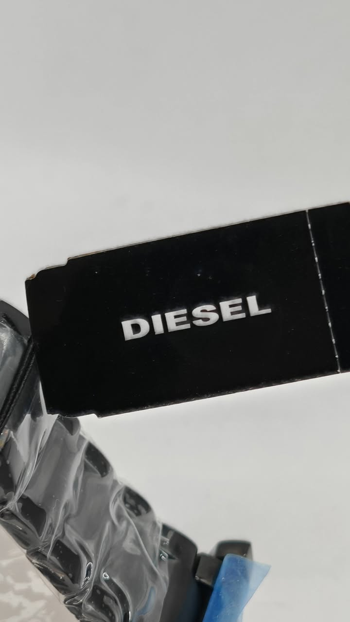 [إعلان بيع ساعة DIESEL Mega Chief - DZ7463]
​العنوان: لمحبي الفخامة والقوة.. جوهرة الـ Mega Chief من ديزل (جديدة زيرو بالاستيكرات)! ⌚🔥
​امتلك الآن واحدة من أقوى ساعات ديزل وأكثرها تميزاً. ساعة Diesel DZ7463 ليست مجرد ساعة، بل هي تحفة ميكانيكية مصممة لتعطي حضوراً طاغياً على معصمك، وهي "جديدة تماماً" (لم تُلبس) وبكامل لاصقات المصنع الأصلية.
​المواصفات التقنية (مفحوصة ومضمونة):
​الموديل: Diesel Mega Chief DZ7463.
​الماكينة: قلب ياباني أصلي 100% من شركة Miyota، دقة متناهية واعتمادية لسنوات.
​القياس: هيكل ضخم ومميز بقطر 51 ملم (من الستانلس ستيل) يمنحك شعوراً بالهيبة والوزن الحقيقي.
​الحالة: جديدة "زيرو"، لم تُلبس، وبكامل استيكرات المصنع (ساعة فقط بدون مرفقات).
​لماذا هذه الساعة استثنائية؟ (شرح المميزات):
​نظام التوقيت المزدوج (Dual Time): الساعة تحتوي على توقيتين مستقلين! التوقيت الرئيسي (الكبير) لتوقيتك المحلي، وقرص مستقل في جهة اليسار (بجانب العارضة) يمكنك ضبطه على توقيت بلد آخر (مثلاً توقيت العمل أو السفر).
​نظام الكرونوغراف (ساعة الإيقاف): مزودة بأزرار جانبية (جهة اليمين) احترافية تتيح لك قياس الوقت بدقة (تشغيل، إيقاف، وتصفير) باستخدام العدادات الصغيرة داخل المينا.
​تصميم العارضة (The Bar): شعار ديزل بارز بتصميم معدني صلب يمنح الساعة مظهرها العسكري الهجومي المعروف.
​التحكم الكامل: أزرار جانبية (جهة اليسار) لضبط التوقيت الثاني بدقة ميكانيكية عالية، مع تاج وسطي لضبط الوقت الرئيسي.
​ليش تقتني هذه الساعة؟
​سعرها في الأسواق العالمية يصل إلى 425 دولار، وأنت تحصل عليها بسعر "فرصة".
​ضمان للأصالة (ماكينة Miyota اليابانية).
​حالة الساعة تجعلها إضافة فاخرة لأي مجموعة ساعات أو هدية مثالية.
​السعر: خاص 
​ملاحظة: الساعة أصلية ومفحوصة، وللمشتري حق المعاينة والتأكد من نظافة الماكينة والعمل الميكانيكي لكل العقارب. 
يوجد توصيل لجميع المحافظات.


**إذا كنت صاحب هذا الإعلان وتريد حذفه لأي سبب، رجاءا أرسل رسالة إلى الدعم الفني**