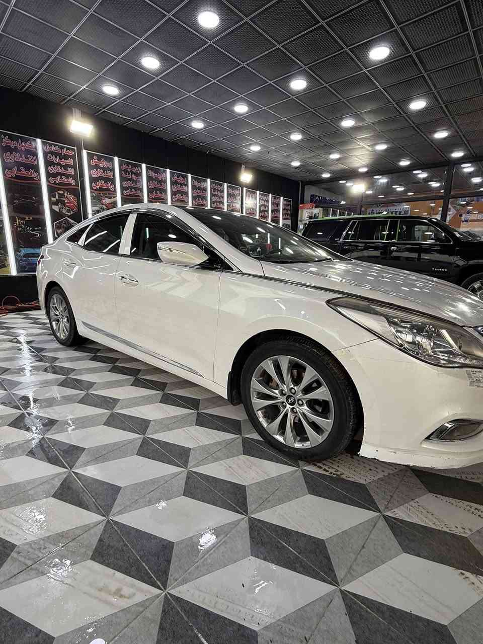 السلام عليكم هونداي ازيرة
موديل2012  VIP خليجي فول مواصفات ١/١ 
 المواصفات 
بردة خلفية كهرباء
بردات أبواب 
تحكمات ستيرن
بصمة تشغيل 
بصمه أبواب 
حساسات أماميه 
حساسات خلفيه 
داخل جوزي
بانوراما 
قطعتين تبريد
شاشة بلاديه 
كشنات جلد 
كشنات كهرباءVIP
اشاير بل مري
مري شفط
انارة محيطيه 
لايت زنون 
عدسات اوتو 
مانع تزحلق 
تخم تاير جديد صدر امامي خلفي جديد 
السيارة رقم بغداد مشروع وطني 
هزة وسنويه ورقم جديد بأسمي 
كفاله عامه 
العنوان:واسط الكوت 
السعر 130 وبيها مجال للطيبين 
رقم الهاتف:***********
