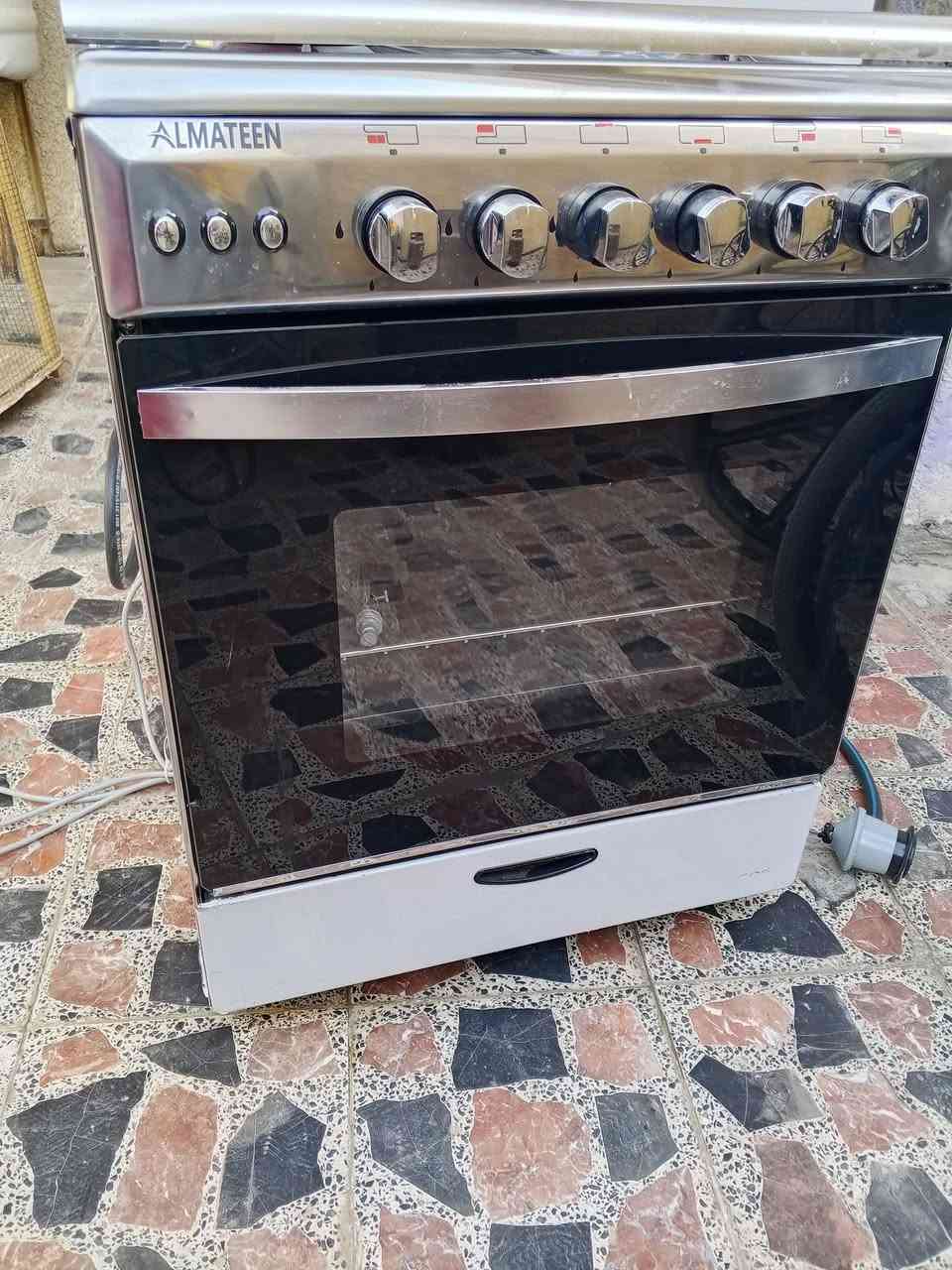 السلام عليكم
طباخ جديد استخدام شهر واحد فقط سعره 300
ثلاجه جديده هم استخدام شهر واحد سعرها 250 
جدد شخط مابيهن مكاني حي ميسان
***********
