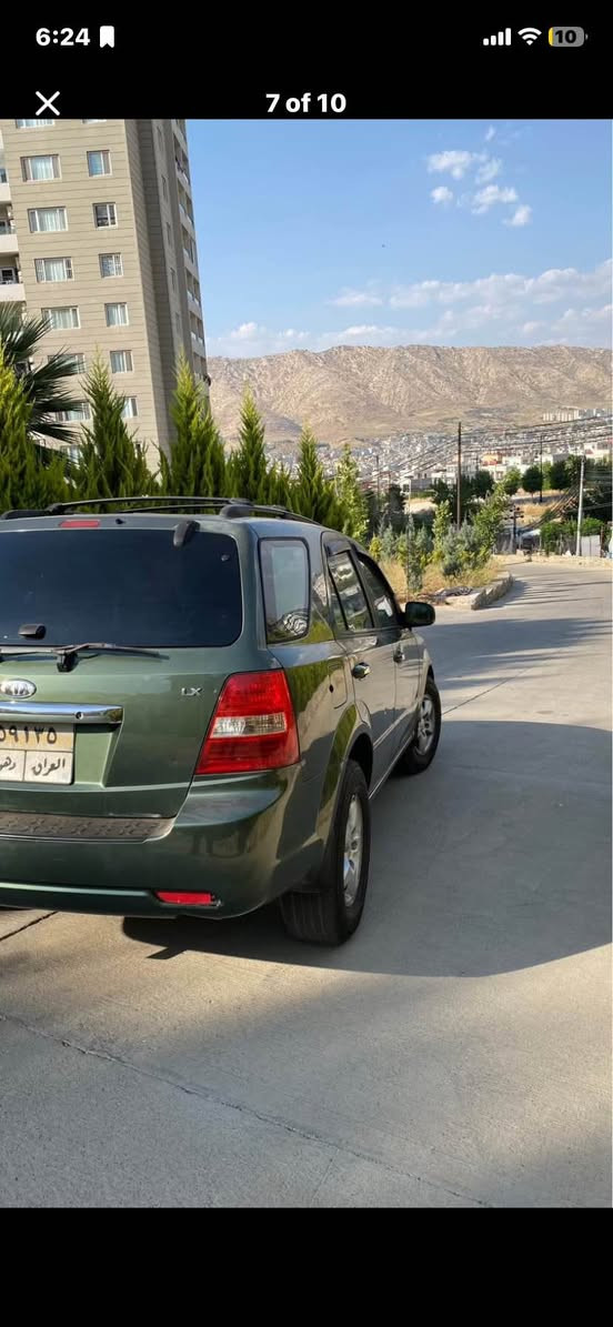 كيا سورينتو 2007 ئه مريكى V6 گئر مكينه ب شه رت تبريد سه ر سويجى داخلى زه ر بي دعم و بى سبغ تنئ ٣ قتعين بجيك بغن بو جانى شبه ر كحلينئ حساس تحديد سرعه هه ر جار تايره جديد لايت زينو شاشه ئايپاد قفل مركزى هه ر جار جام كهرباى ده بل اكسل سياره كا نه رم و خوشه تحويل وكاله ژى هه ر گافا ته دفيت سعر 87$ و بيجه ك مجال دهوك. ***********

📣 كيا سورينتو 2007 (وارد أمريكي) للبيع
المواصفات والجاهزية:
 المحرك: 6 سلندر (\bm{V6})، مكينة وكير بشرط الفحص.
 التبريد: مكيف ممتاز (بشرط التبريد).
 نظام التشغيل: سويتش (تشغيل مفتاح).
 الداخلية: بيج (داخلي أصفر/بيج).
 البودي (الهيكل): خالي من الحوادث والصبغ (بدون دعم وبدون صبغ)، عدا 3 قطع صغيرة جداً تم تعديلها أو صبغها تجميلياً فقط بسبب شخوط (تكحيل) ومن أجل الجمالية.
 الإطارات: 4 تواير (إطارات) جديدة.
 الإضافات: لايتات زينون، شاشة آيباد، و4 جامات (نوافذ) كهربائية.
 نظام الدفع: دبل إكسل (\bm{4\times4}).
حالة السيارة والتحويل: السيارة ناعمة جداً، مريحة في القيادة، وما تحتاج أي مصاريف. بالنسبة للتحويل أو الوكالة جاهزة في أي وقت تريده. 💰 السعر والموقع:
 السعر: 87 ورقة (\bm{8,700}) وبيه مجال بسيط للشراي.
 الموقع: دهوك.
 للتواصل والاستفسار: *********** دهوك, العراق
