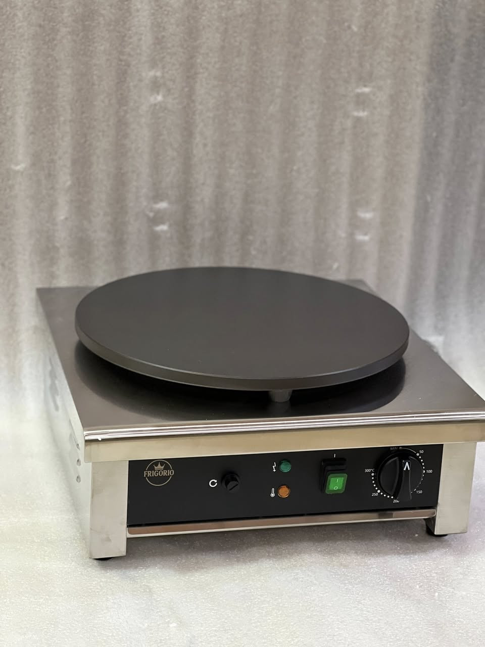 🔥 إعلان بيع – جهاز كريب شغل خاص 🔥  

متوفر للبيع جهاز كريب شغل تفصيل خاص وجودة عالية، مناسب للمطاعم والكافيهات وعربات الأكل السريع 
الجهاز مصنوع من معدن قوي وثقيل حتى يتحمل الشغل ويعطي توزيع حرارة ممتاز على كامل الصاج.

🔹 مواصفات الجهاز:  
✔️ قطر الصاج: 40 سم  
✔️ جديد وغير مستخدم  
✔️ شغل خاص وليس تجاري جاهز  
✔️ توزيع حرارة متساوي لنتيجة طبخ أفضل  
✔️ سهل الاستخدام والتنظيف  

📦 متوفر بيع مفرد وجملة  
🚚 يوجد توصيل إلى جميع محافظات العراق  

📍 الموقع: البصرة  - قضاء المدينه 

📞 للاستفسار والشراء: ***********
