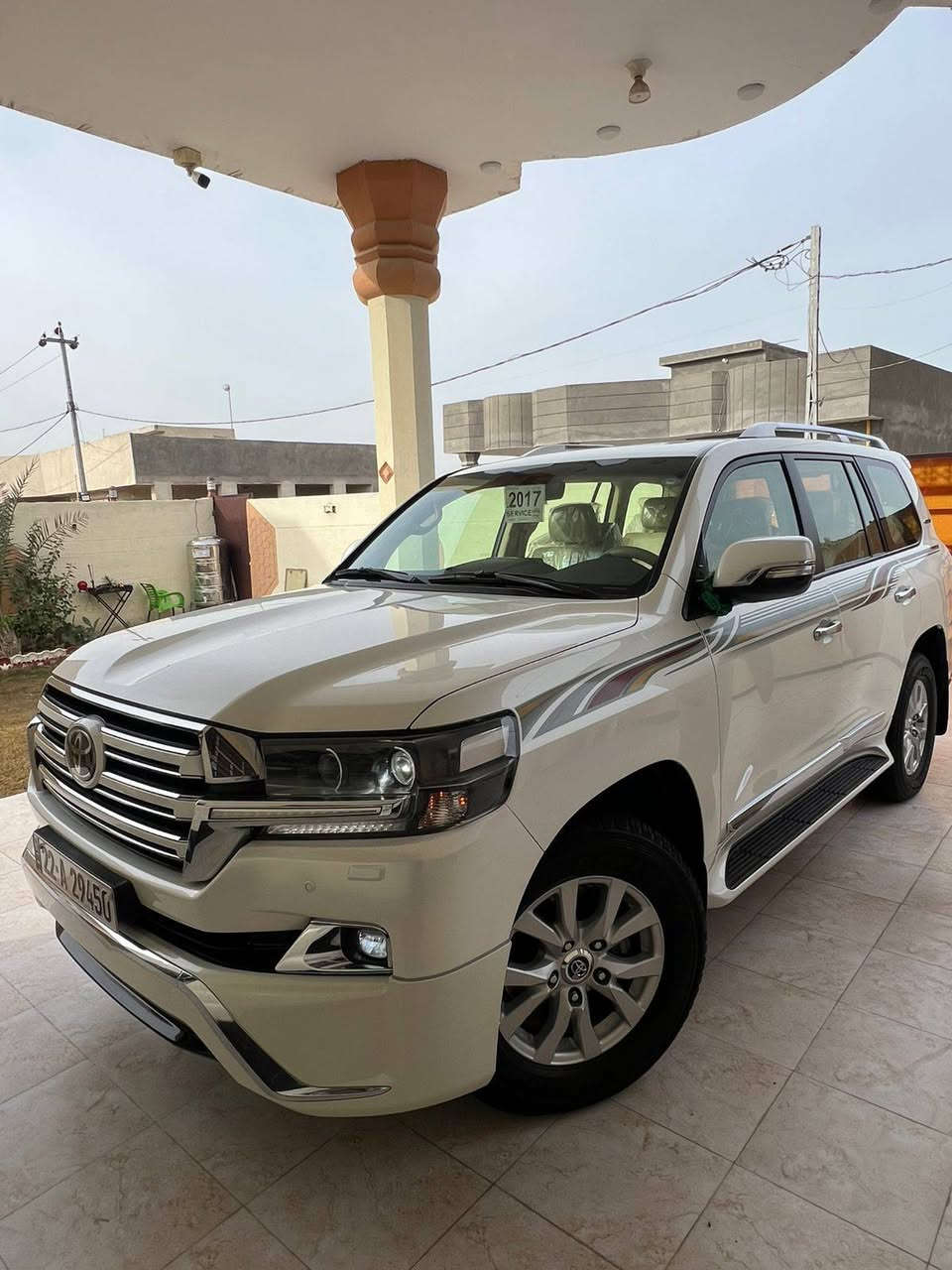 السلام عليكم ورحمة الله وبركاته للبيع لاند كروز 2017ماشيه 65الف السيارات اخت الزيرو  رقم اربيل دولي السيارات جاهزه من كلشي مكان واسط صويره الانتصال ***********
