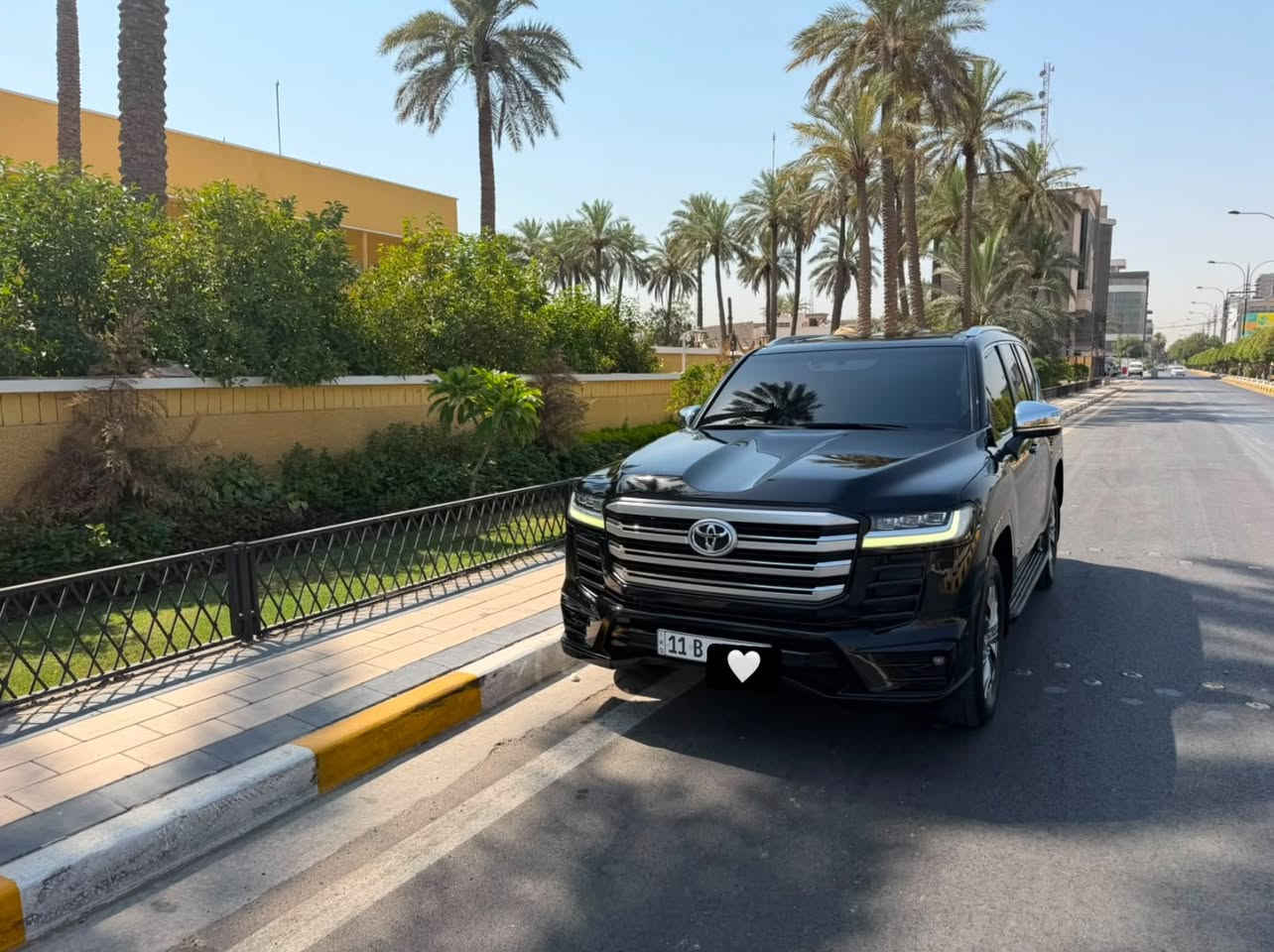 سلام عليكم
عندي لاند كروز VX للبيع 
موديل 2022 
 فول مواصفات  لون اسود داخل بيجي السياره  
وكاله ساس سبعينيه 
جديدة جدا ماشية 66 الف على فحص 
بيها فقط بابين مبدلات اثر شخوط 
رقم بغداد شاشة كاميرا توين تيربو 
مكان السياره فلكه أبوجعفر المنصور خلف وكاله رانج روڤر 
الاتصال على الرقم *********** 
السعر 665الف دولار بيها مجال بسيط
