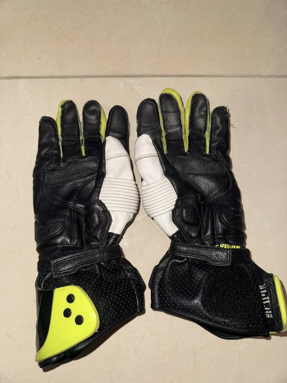 سلام عليكم جفوف للبيع جدد مملبوسات قياس لارج مديم اصليات كله اسعار مذكوره  توصيل موجود ***********
