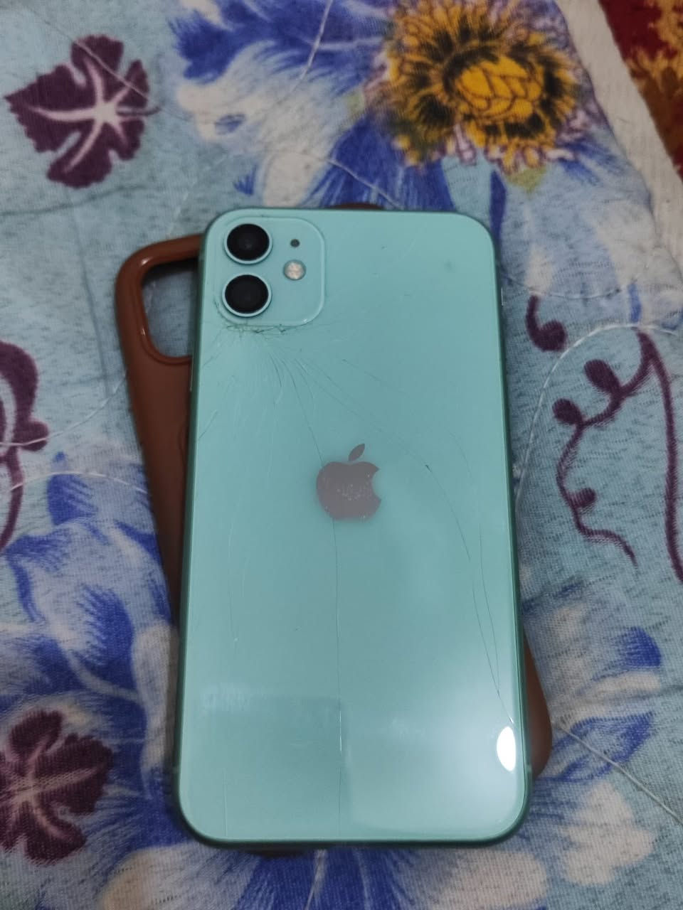 آيفون 11كلشي بي بلادي ما عدة الشاشا نوعييه جيده بطاريه بلادي 67 مهما يكون بس بلادية احسن من غير نوعيه فيس إيدي شغال جهاز حلو ونضيف دبل سيم كارت  سعره 175 وبي مجال للشراي او مراوس ب ايفون فقط ***********
