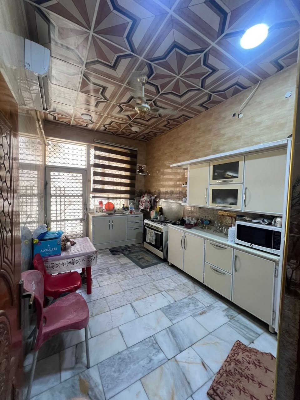 🏡 بيت للبيع – الناصرية / حي الشموخ  خامس بيت عن طريق ياحسين
📏 المساحة: 150 متر يحتوي شقة معزولة
📐 الواجهة: 7.5 متر – النزال: 20 متر

🔹 الطابق الأرضي:
غرفتين + مطبخ + صالة + صحيات + استقبال

🔹 الطابق العلوي:
غرفتين + صالة + صحيات

📞 للتواصل والاستفسار يرجى الاتصال على الأرقام التالية:
***********
***********

📢 لمتابعة جميع العروض المميزة:

🔗 قناة التلكرام:
https://t.me/drug9899

🔗 قناة الواتساب:
https://whatsapp.com/channel/0029Vb73eLZEwEk4114Pur3X
