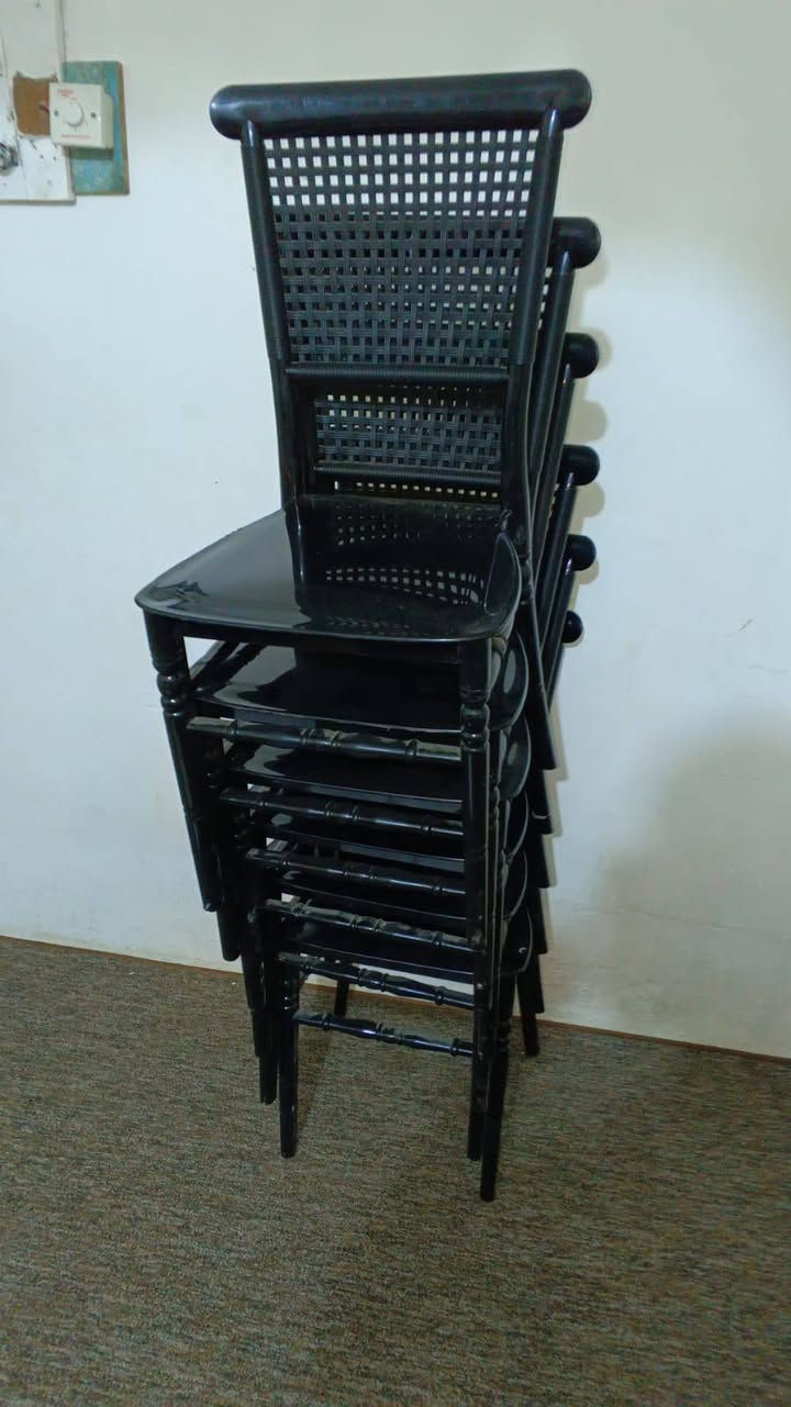 السلام عليكم كراسي جديده مامستخدمه ابد لبيع استفسار على رقم ***********مكان ديالى خان بني سعد
