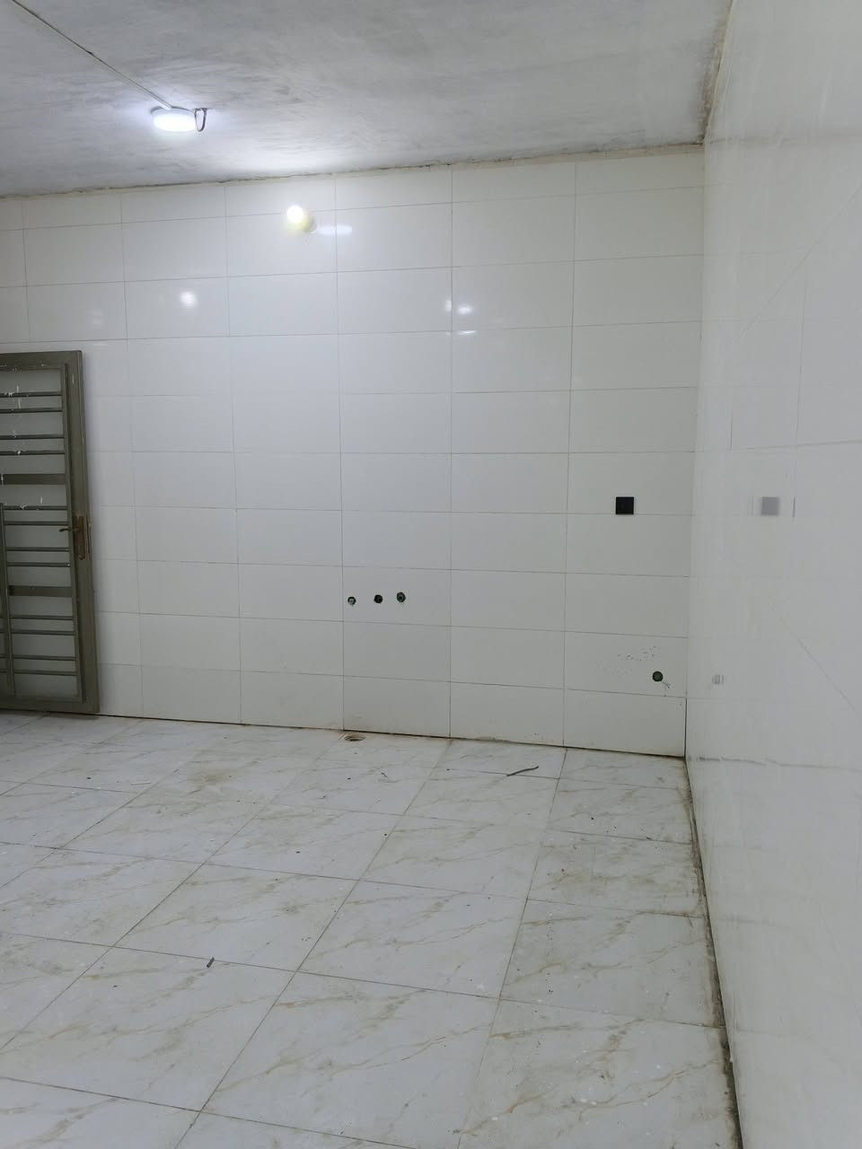 دار 200 متر للبيع مطلوب مبادرة تم تسديد سنة وشهرين من القسط الشهري تدفع مقدمة 60 والباقي تسديد شهري للمصرف العقاري شهريا 438 الف  عنوان الدار حي الحوراء الثالثة المربع الذهبي بالخدمات للاستفسار الاتصال على الرقم ***********
