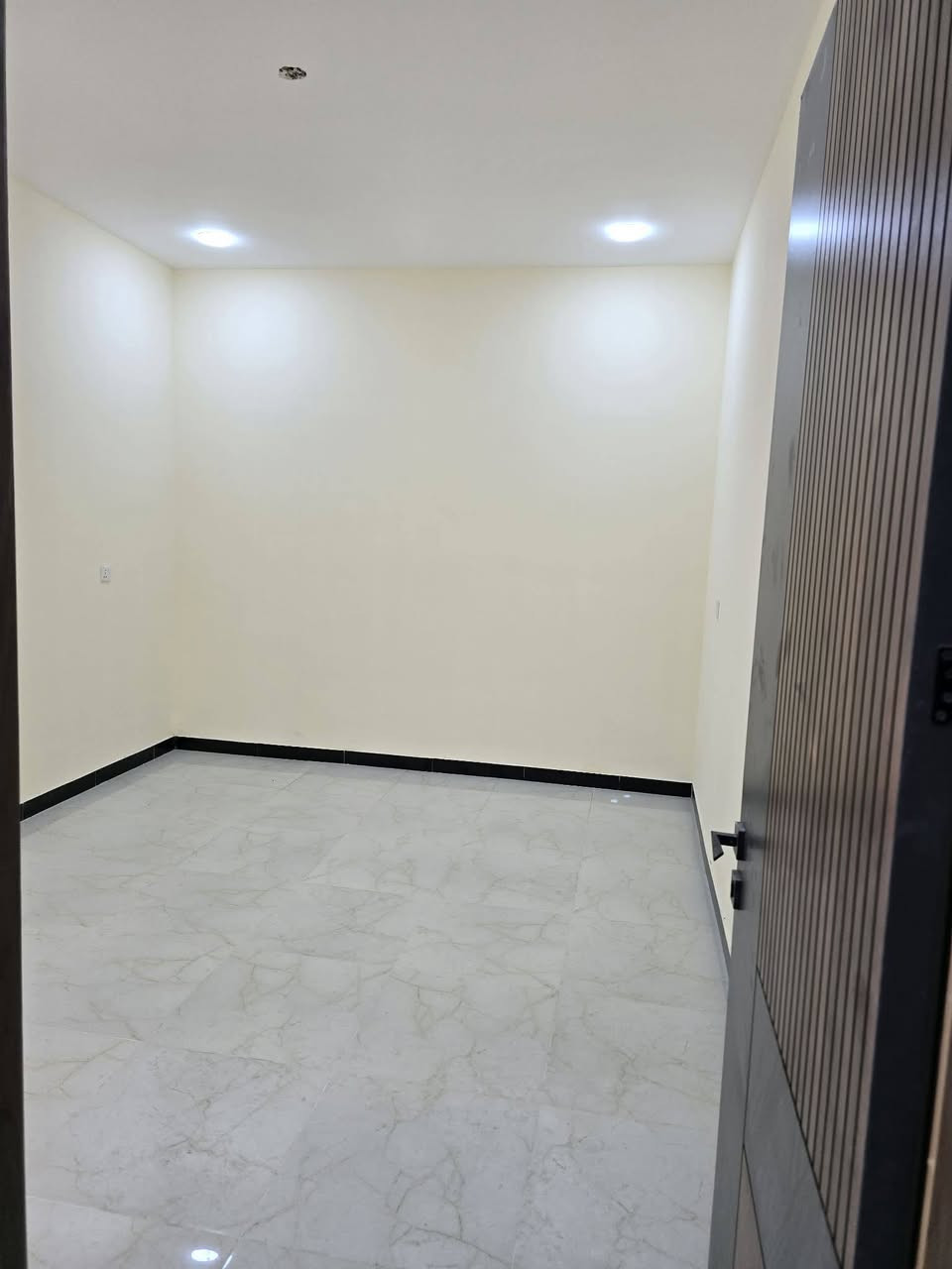 دار للبيع مساحه 100متر .. 
بناء حديث درجة أولى 
يحتوي صاله مطبخ حمام عدد٢ غرف نوم عدد٣
حي الجهاد ديوان المخابرات 
للاستفسار *********** متوفر واتساب
