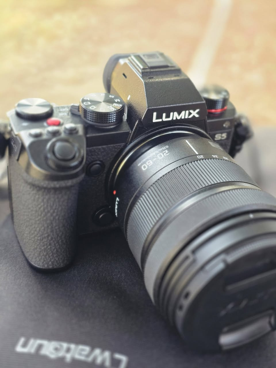 السلام عليكم للبيع كامرة
Lumix S5D جديده كلش شترها ماعابر ٣٠٠ صوره
🎬 4K UHD داخلي:
حتى 60p/50p بدقة 4K بعمق لوني 10-bit 4:2:0.
حتى 30p/25p بدقة 4K بعمق لوني 10-bit 4:2:2 (مدة تسجيل 30 دقيقة).
بدون حد للمدة عند تسجيل 4K 30p/25p 8-bit 4:2:0. �
باناسونيك
💻 إخراج HDMI:
يدعم 4K 60p/50p 10-bit 4:2:2 للإخراج الخارجي بدون حد زمني. �
باناسونيك
📀 فيديو RAW خارجي:
إلى Atomos Ninja V بدقة 5.9K (29.97/25p)، 4.1K (59.94/50p)، و3.5K أنامورفيك (50p). �
باناسونيك
🌀 Slow & Quick Motion:
في 4K من 1 إلى 60 fps (حتى 30× سريع / 2.5× بطيء).
في FHD حتى 180 fps (حتى 60× سريع / 7.5× بطيء). �
باناسونيك
📊 أدوات احترافية مثل Vector Scope وMaster Pedestal وSS/Gain للتحكم في الألوان والتعريض. �
باناسونيك
🎨 دعم V-Log / V-Gamut لنطاق لوني وديناميكي عالي. �
باناسونيك
📸 الصور الثابتة (من غير الفيديو)
📷 مستشعر كامل-الإطار 24.2 ميغابيكسل CMOS. �
باناسونيك
📈 تقنية Dual Native ISO لأداء نظيف في الإضاءة الضعيفة، حتى ISO 51200. �
باناسونيك
🛞 تثبيت صورة داخلي (5-Axis Dual I.S.) قوي حتى حوالي 6.5 توقف مع عدسات متوافقة. �
باناسونيك
🧠 نظام AF مع دعم LiDAR اختياري (يُشترى منفصلًا). السعر مليون ونص 
***********
***********
يوجد توصيل

Camera Jabber
