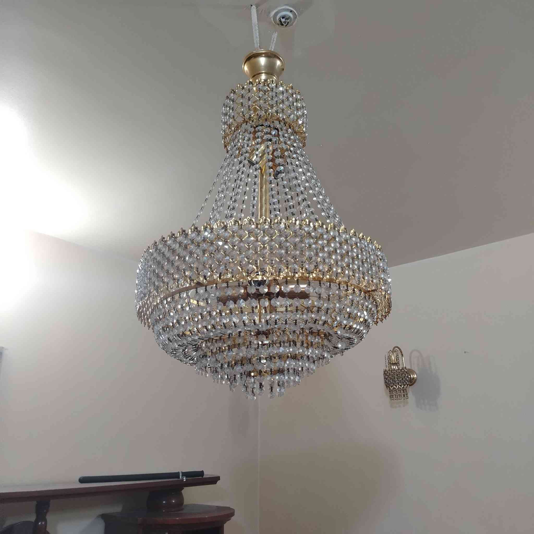 تخم عدد10قطع  مع ثريات ثنين وبراكيتات عدد ثنين
الخاص مفتوح او الاتصال على الرقم ***********
