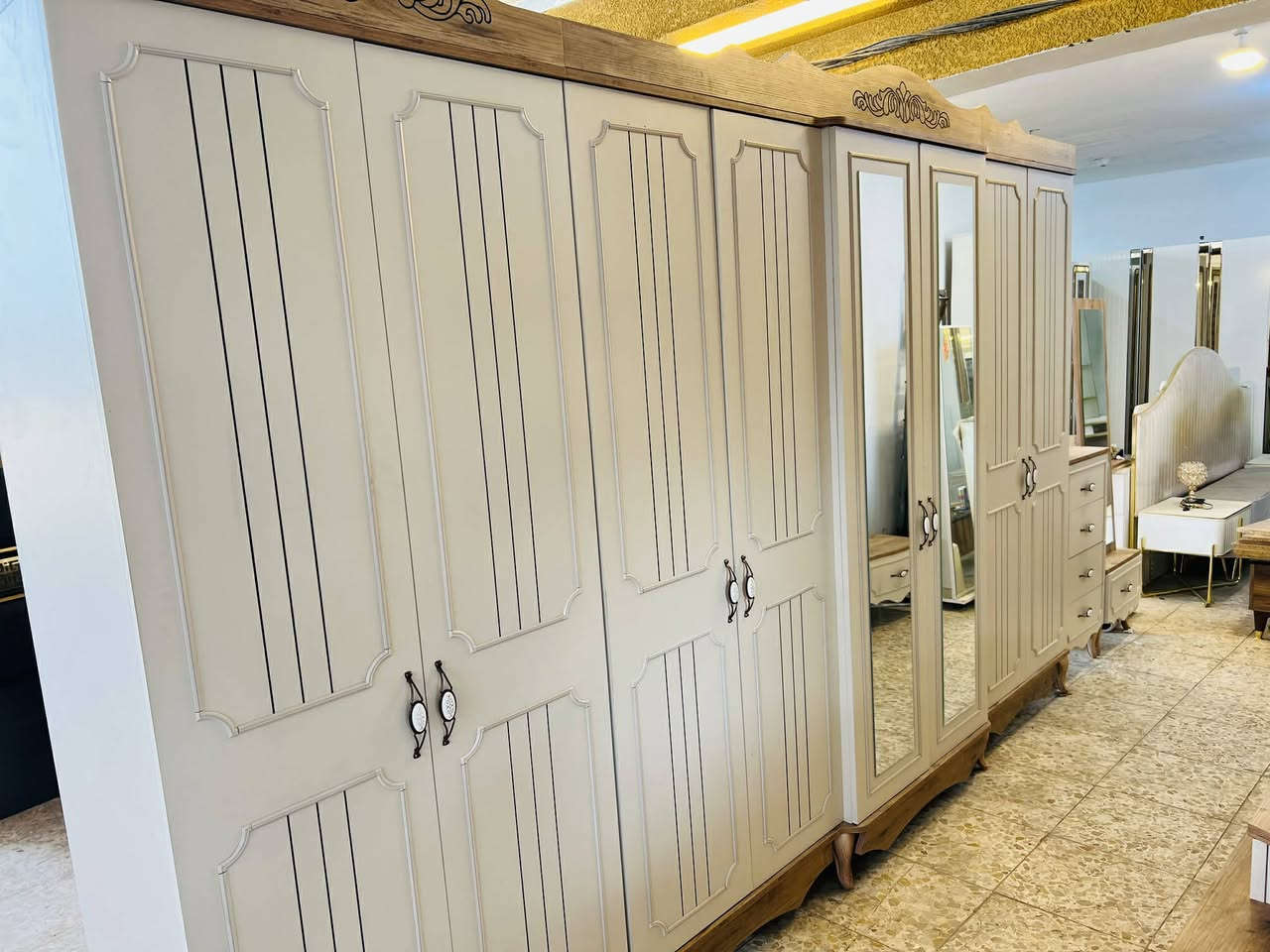 ✨ غرفة تركي كانتري الاصلي 10 قطع✨
 ضهر بلوك سرير مخزن
✨ نظافة 95 /💯
سعر/ مليون و300 
🚚 شد ونقل مجاني داخل بغداد
📦 توصيل للمحافظات بكروه


**إذا كنت صاحب هذا الإعلان وتريد حذفه لأي سبب، رجاءا أرسل رسالة إلى الدعم الفني**