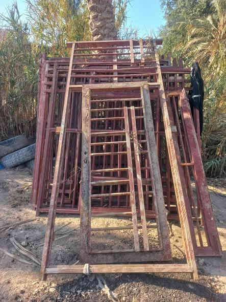 السلام. عليكم شباب شبابيج عدد ٥ طول ٢ في ٢ 
مع باب خارجي وباب كلدور مع شمعه وربعيه مع شباج باب مطبخ 
مستعجل لبيع عندي ضرف ***********
سعرهن كلهن اريدهن ١/٤٠٠ مليون و ٤٠٠
