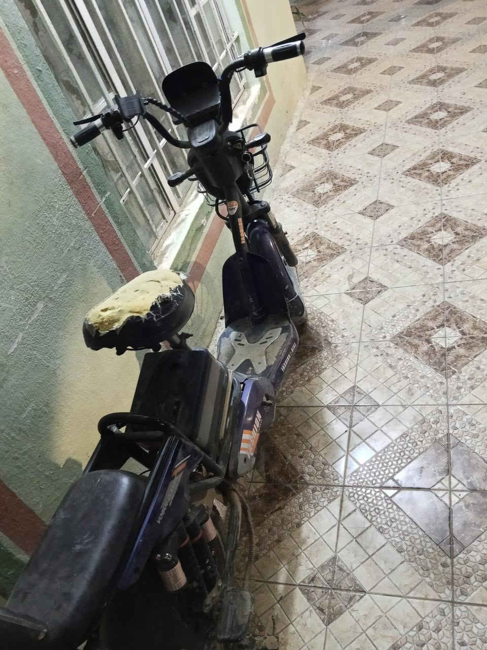 السلام عليكم دراجة شحن للبيع شغالة كامل بس بطارياتها شوية تعبانات يمشن مسافة قليلة وهذا خللهة بس مكاني بعقوبة تقاطع القدس السبتية سعرهة ١٥٠ وبيهة مجال قليل للتواصل ***********
