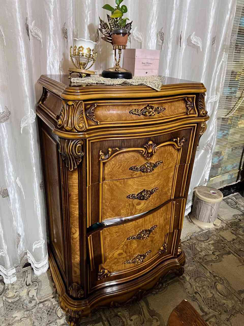 غرفه كامله للبيع جديده مابيها اي خلل من المجرات والأبواب المراسله ع الواتس ب ***********
