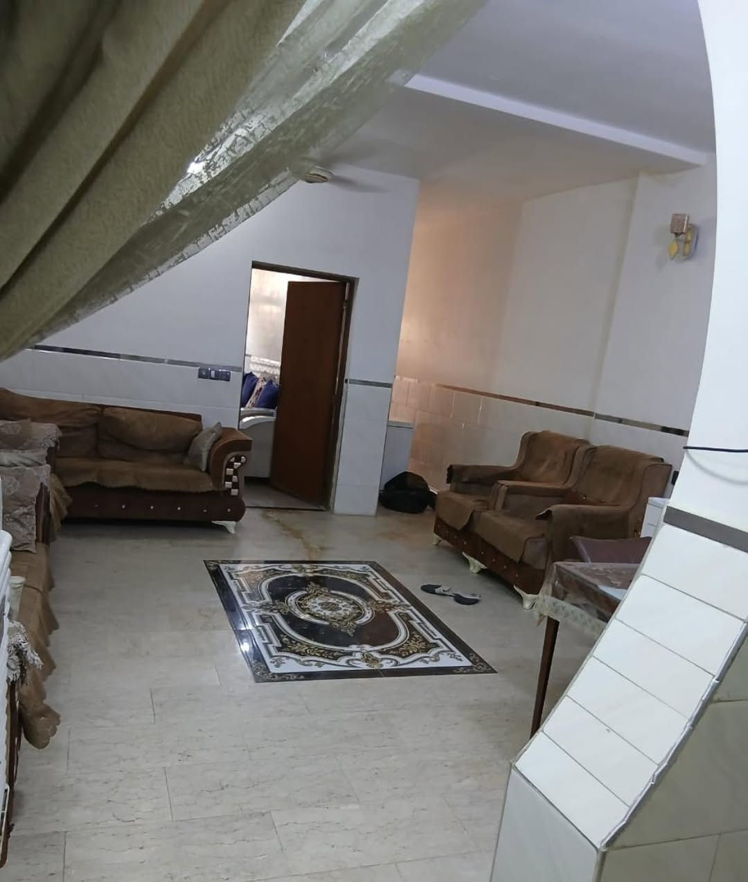 السلام عليكم 

بيت للبيع مساحة 100 الواجهة 5 النزال 20 بناء 

سنة 2022 الطابق الأول أستقبال +صالة + حمام + غرفة نوم 

الطابق الثاني غرف كبيرة عدد 2 +صالة 

 العنوان : البلديات شارع الحشد  3الأف 

السعر 340 مليون 

للأستفسار ***********
