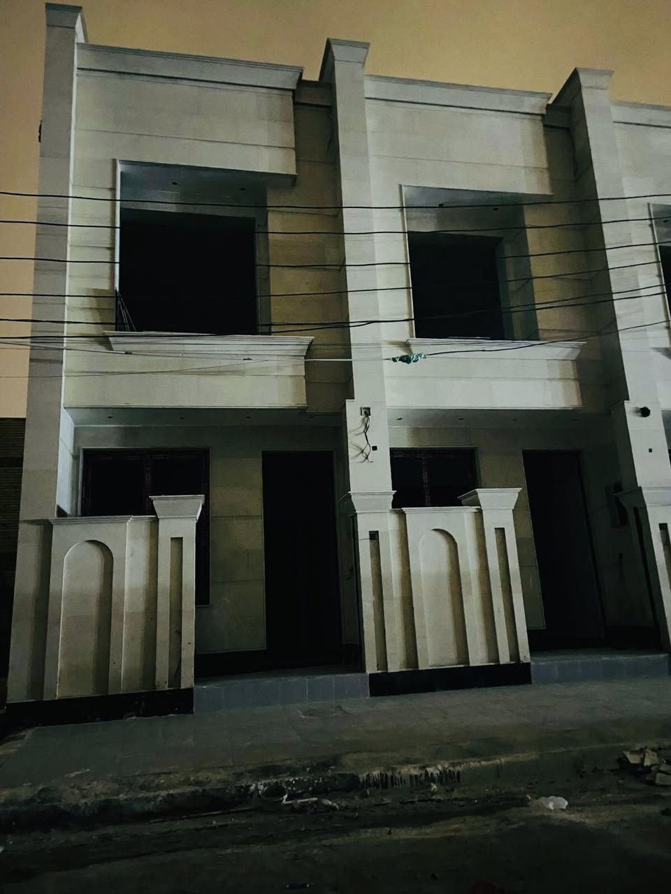 السلام عليكم          ((تونات عدد ٣ للبيع ))
المساحه ٥٠ متر 

الواجهه ٤ متر 

العنوان:-شهداء البياع/الضباط/قرب شارع المظخه التجاري/

ثاني فرع عن التجاري/

يحتوي كل دار على:-غرف نوم عدد٣/صاله/مطبخ/صحيات٢/منور/بيتونه/سطح/

طابو صرف/ارضيات مرمر/واجهه مرمر/موقع ممتاز/فرع عريض

للاستفسار الاتصال 

***********

***********

يتوفر واتساب او مراسله الصفحه
