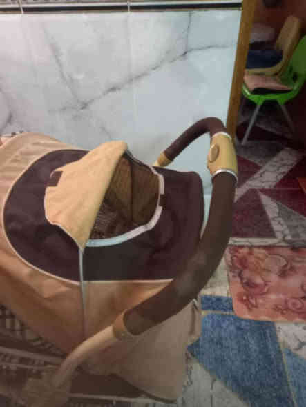 عربانة اطفال تتحمل اوزان ثقيلة
استخدام قليل جدا
ماركة Golden Baby
استعمال مرتين أو ثلاث مرات فقط
نضيفه جدا كلشي مابيها 
السعر ١٠٠ 
عنواني زيونة
مكلفه بالنشر للاستفسار ***********
