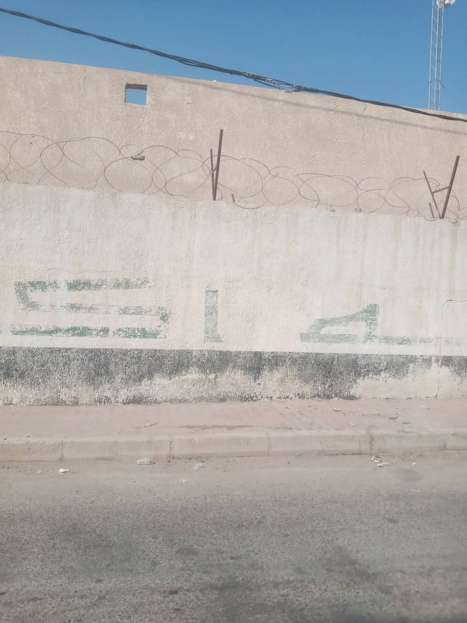 دار للبيع مساحته ١٦٨
طابقين  بناء حديث

كوت العزه القديمه يبعد عن الشارع الرئيسي منزلين
شارع مركز الشرطه 
التواصل ***********
