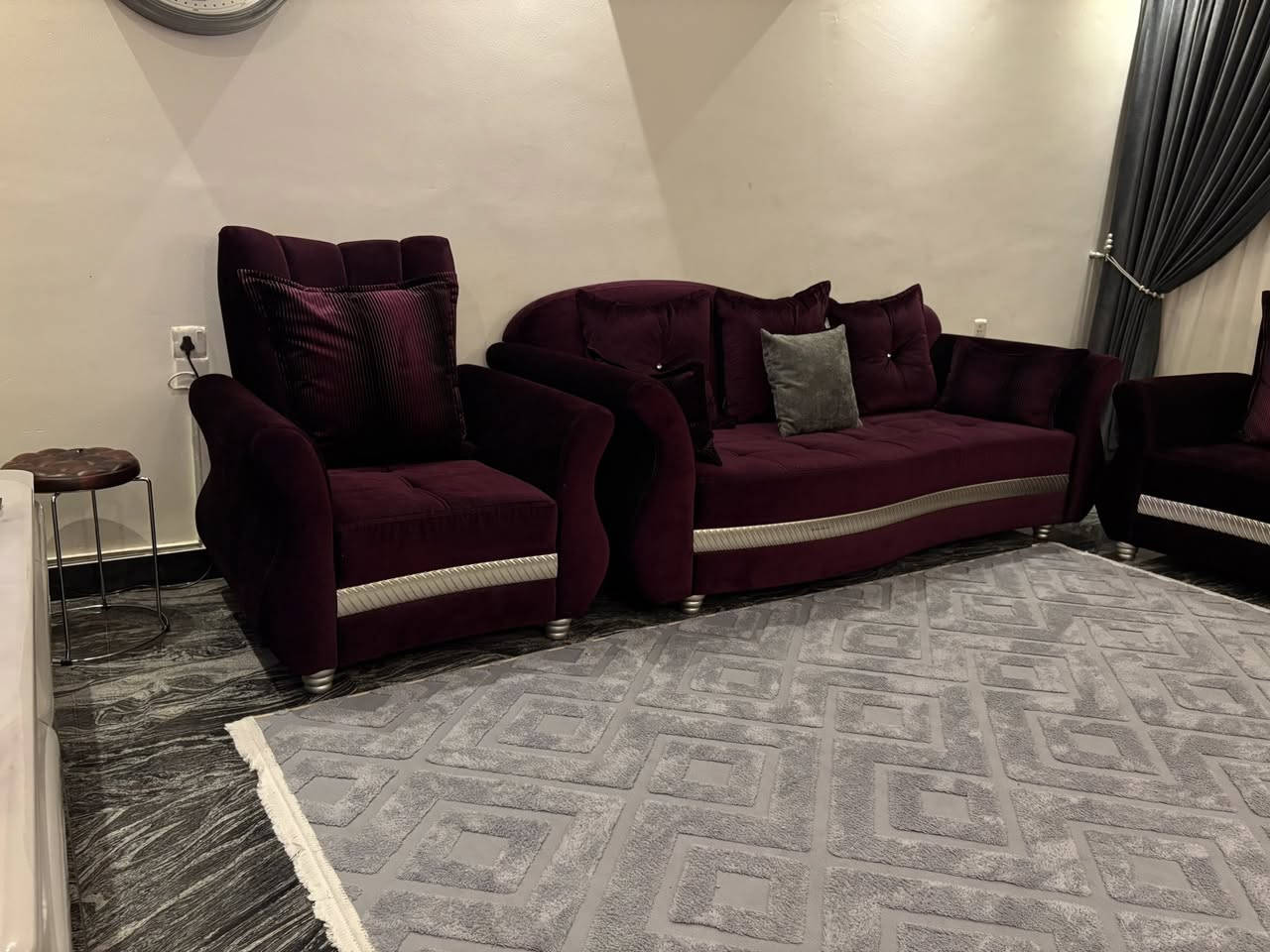 للبيع تخم جديد مستعمل قليل جدا نضافته 100‎%‎100 عشر مقاعد لون عنابي
المكان بغداد حي الخضراء
*********** السعر 850 وبي مجال
