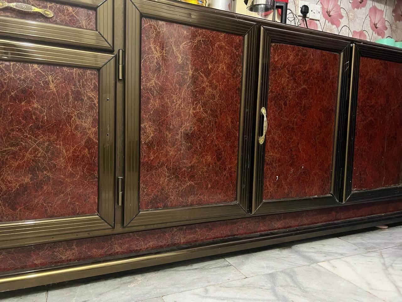 السلام عليكم
للبيع كاونتر+تخم
مواصفات الكاونتر  
سنك يحتوي على مجرين +اربع بيبان
وملحق يحتوي على 5خانات
كاونتر بيه مجر و3خانات كبيرة 
ويحتوي على بوكس توابل
بيه بابين مكسوره(قابله للتصليح)ومجر واحد (قابل للتصليح)
سعره250
التخم 10مقاعد 2كبار جداً
وحده مقعدين
وكراسي ثنين
الكوشات 10قطع كبار
و5كوشات حجم صغير
اللون احلى من الواقع بهواي ومابيه اي ضرر
سعره250
اذا شخص اخذ الكاونتر والتخم فَ بيهن مجال

للتواصل خاص
او على الرقم ***********
