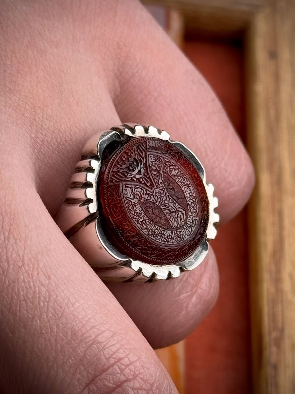 ♦️الفاخر من العقيق اليماني الأحمر المزعفر
قطعة استثنائية تجمع بين جمال الحجر وروعة النقش

♦️يتوسطه نقش يدوي دقيق يحمل لمسة الخطاط المميز فاروق

♦️تفاصيل النقش

💎البسملة بارجست

💎المدار الاول

 إنّـي أريد أمانا يا ابـن فاطمة .. مستمسكاً بيـدي مـن طـارق الزمـنِ* *مـن فاطـم وبنيهـا ثـم والدهــا .. والمرتضى حيدرٌ أعني أبا الحسنِ

💎المدار الثاني

اسماء الائمة

♦️حيث تتداخل الحروف بانسيابية داخل إطار دائري مليء بالتفاصيل الدقيقة التي تعكس مهارة عالية في فن نقش الأحجار الكريمة

♦️أما الصياغة فهي صياغة يدوية متقنة يحيط بالحجر بشكل تاجي أنيق يمنحه حضورًا قويًا وهيبة واضحة على الإصبع

قطعة تجمع بين:
✨ أصالة العقيق اليماني
✨ دقة النقش اليدوي
✨ فخامة الصياغة 

💎خاتم يليق بمن يبحث عن التميز والقطع النادرة


**إذا كنت صاحب هذا الإعلان وتريد حذفه لأي سبب، رجاءا أرسل رسالة إلى الدعم الفني**