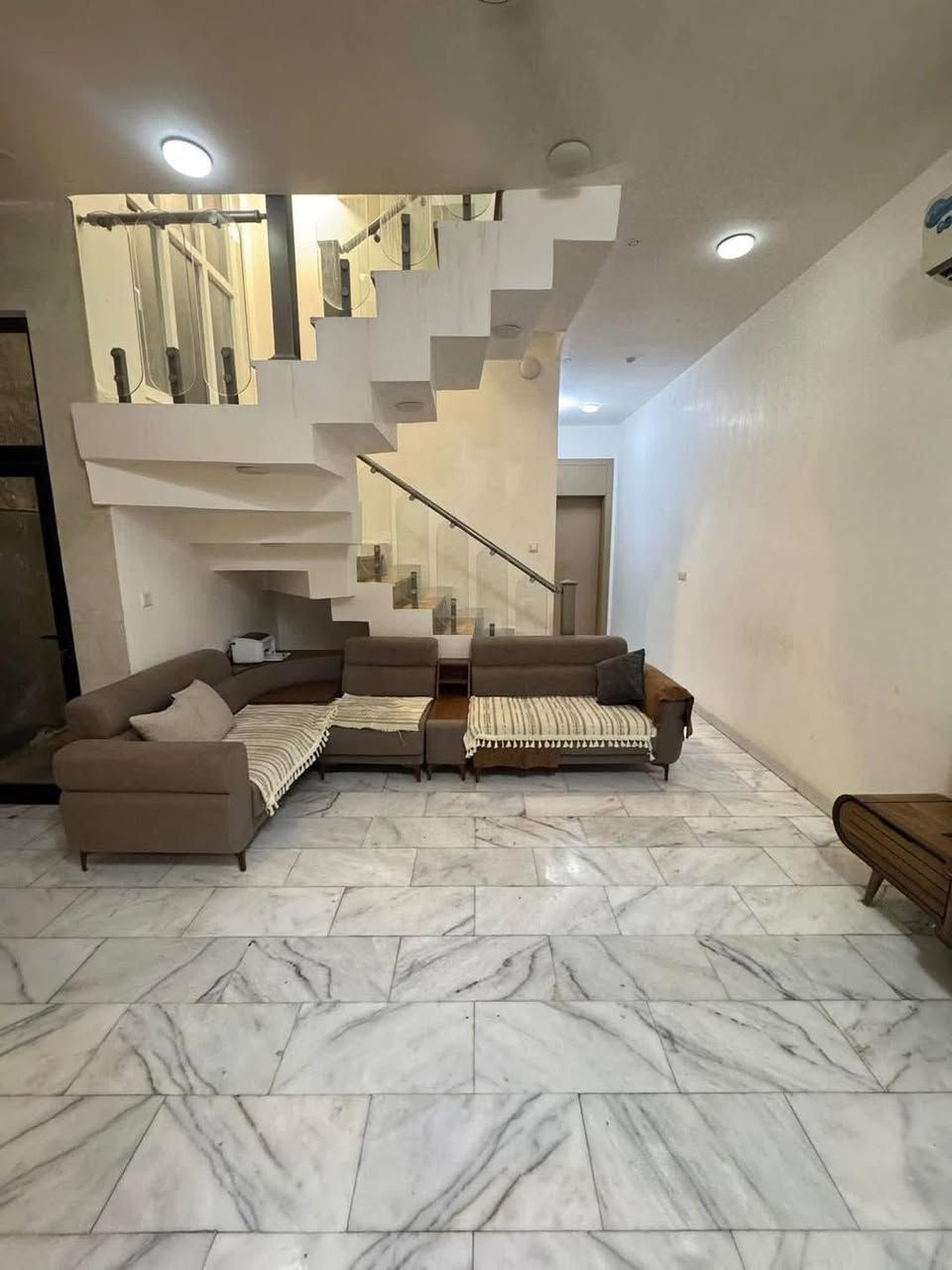 دار للبيع

الموقع / الجزرة
خلف مطعم ابو صفاء 
قريب عن شارع حله/بغداد

المساحه /١٨٥ م 
واجهه ٩ م 

جنس العقار / طابو زراعي سند ٢٥ 

بناء حديث 

يحتوي على / 
٣نوم / صاله / كلدور /مطبخ حار بارد
٣ مجمع صحيات

شارع تبليط

للاستفسار اكثر /
***********
