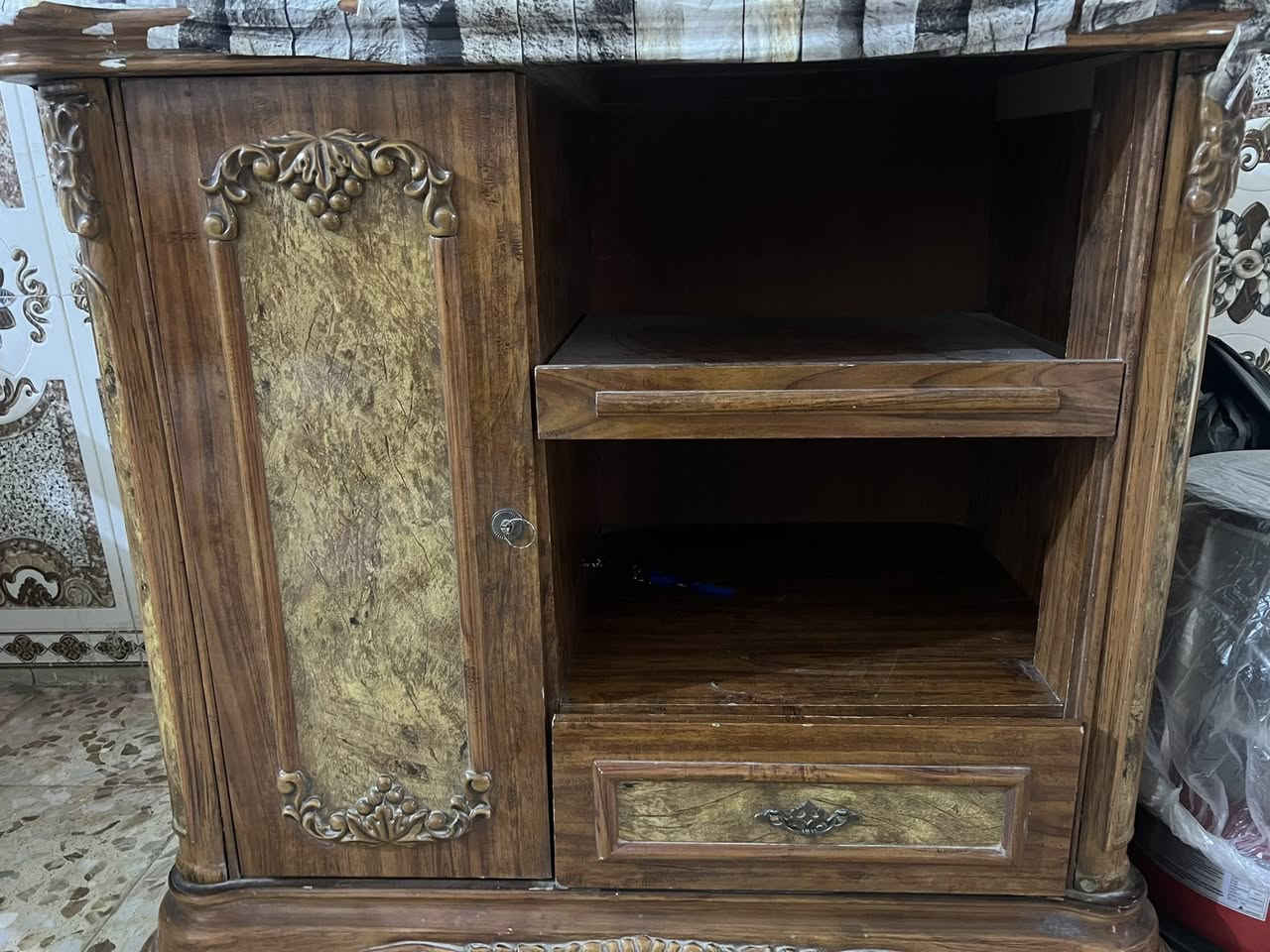 اغراض مستعملة للبيع
تخم
ساحبة مطبخ
معرض صغير 
للاستفسار على الرقم ***********
