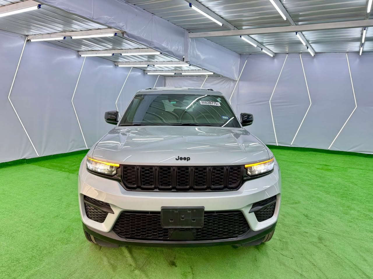 ‏ jeep grand cherokee 4X4 
موديل : 2024 // السياره حاليا بالمنطقة الحره عمان جاهزه ومصلحه 
وارد: امريكي 
المسافة المقطوعة : 18000 ميل 
حجم المحرك : 6 سلندر 
مواصفات : دفع رباعي - شاشة ديجيتال - مقاعد كهربائي - مقاعد هيتر - كاميرا - ستيرن هيتر - رادار - كاميرا - تحديد سرعة - مرايات هيتر - فتحة سقف- جنطه كهرباء 
الحادث كلش خفيف باب مبدل بلادي نفس اللون وبارد بالجاملغ الامامي بدون ايرباك بدون دواخل صورة الحادث بالمنشور للاستفسار ***********
