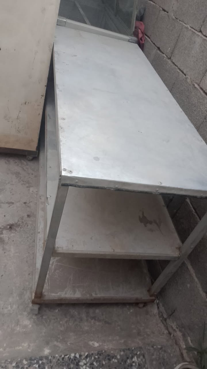 رفوف حديد تفصال وبيهن تايرات عدد ٥ + ميز 
السعر ٤٠٠ 
***********
