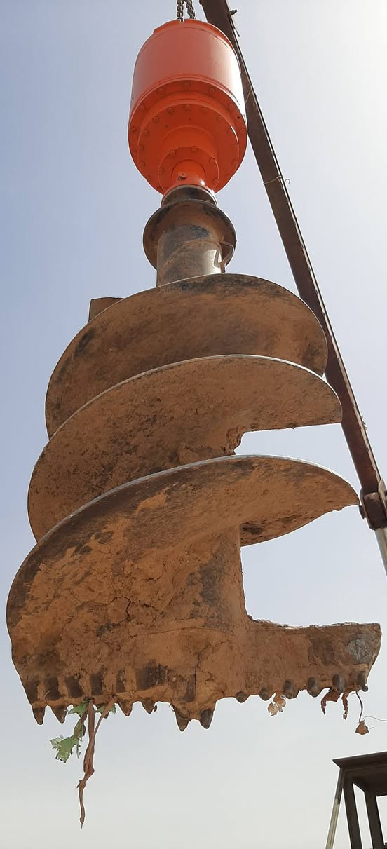 جهاز حفر قوي
قادر على حمل برينه من 40 سنم و/100 سنم
هيتاشي ياباني لا تخلي يفوتك

*********** هاتف + واتساب
