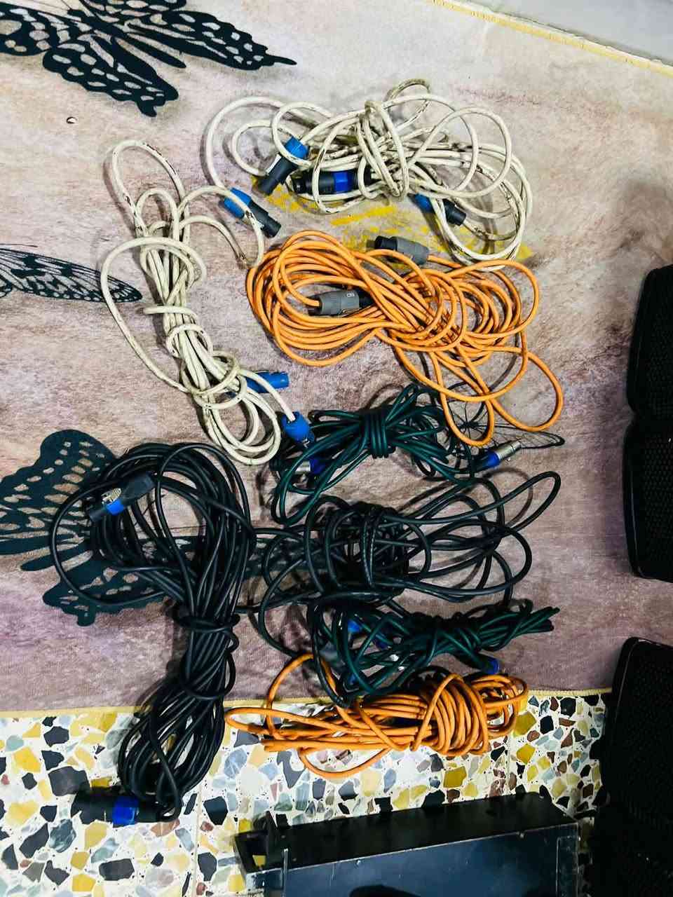 السلام عليكم منظومه صوت للبيع ثلاث زواج سماعات اي في ابو الشريحه مع باور امريكي زائد باور يوماها زايد مايكين مايك جاسكو الاصلي مايك شور زائد ويرات سبيكون السعر خاص لو على هذا الرقم***********
