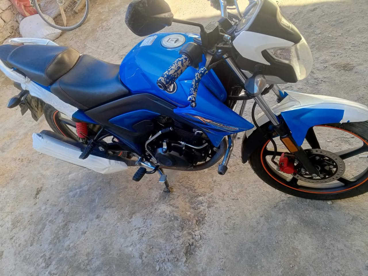 السلام عليكم من رخصت الادمن المحترم 
هاوجي للبيع  فقط 
 مرقم سنويه وكامل محرك جديد موديل2021
==
مناقصه كلشي 
تايرات مضاف الموطور كله كفاله وعلا ايده.  
  اشاير لايت عالي ناصي. كله شغال
ملاحظه.. مكلف مكلف
 مكانه رمادي السعرر 17 وبي مجال 

الاتصال ***********
