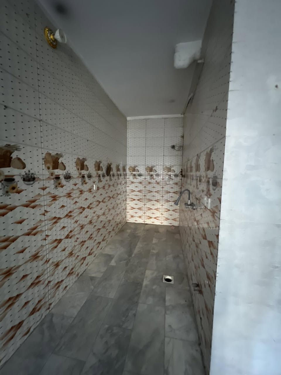 🏠 شقة للايجار 
تحتوي على غرفتين و صالة و مطبخ و خدمات و بلكونة 
طابق اول 
عنوان الشقة حي اور شارع نادي النفط اخر استدارة قبل فلكة صباح الخياط 

📍عنوان مكتب الفرات للعقار حي اور شارع نادي النفط اخر استدارة قبل فلكة صباح الخياط 
📞 عباس العقابي ***********
