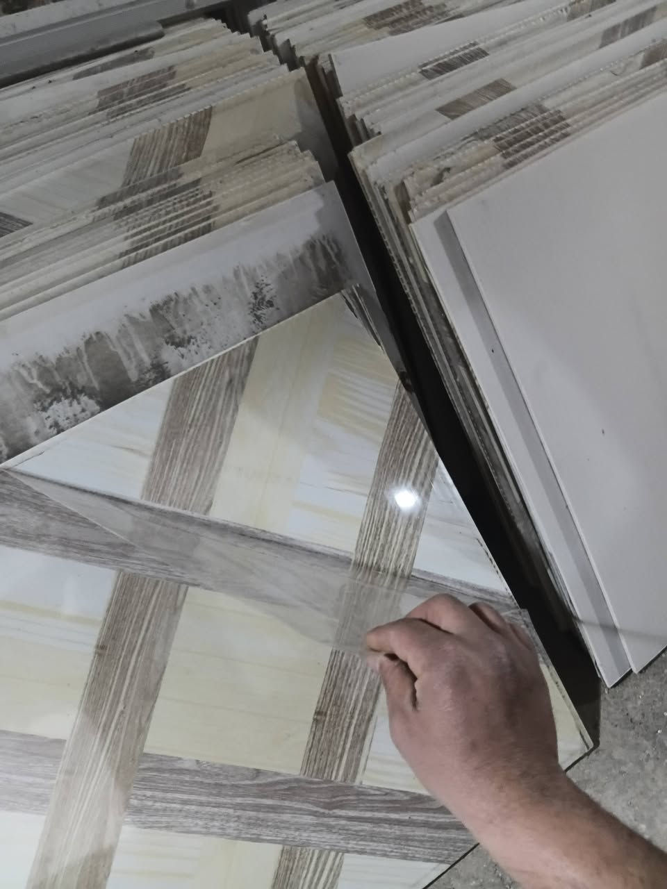 سلام عليكم عندي سقف ثانوي للبيع المتر مالته 1500مستخدم بس اخو جديد عندي كميه منه تصال ع رقم ***********
