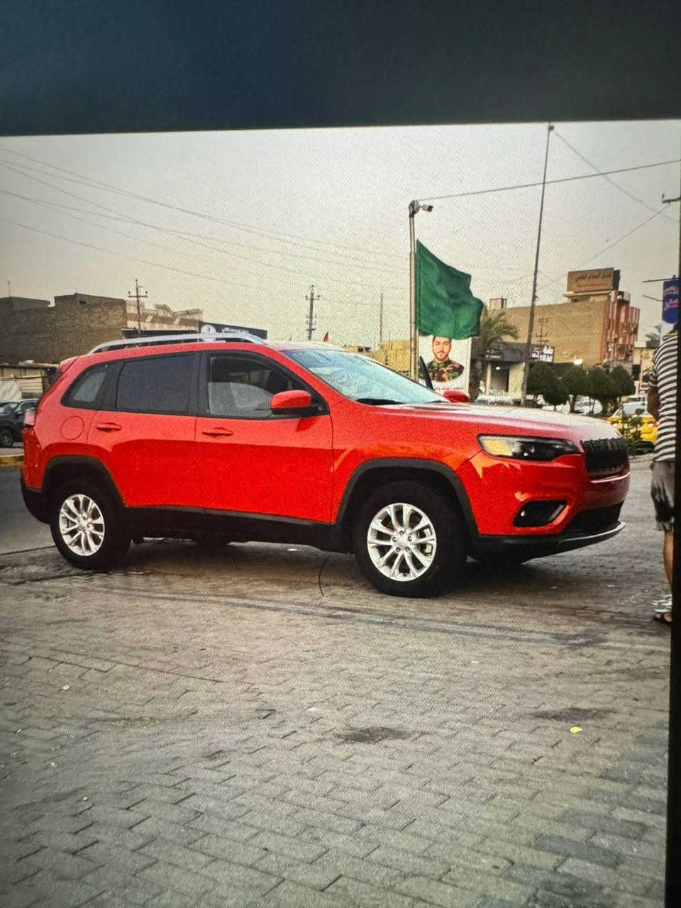 سلام عليكم سياره جيب شيروكي شكل بزون موديل 2021 وارد امريكي مكينه 2400 سياره فور ويل ضربتها بجم سياره جاهزه عوزها نوقص بسيط رقم بغداد الاستفسار على رقم ***********
