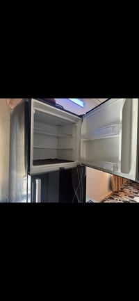 للبيع الثلاجه ب400 استعمال قليل جدا 20قدم والغرفة تركي درجه اولى سعرهه...