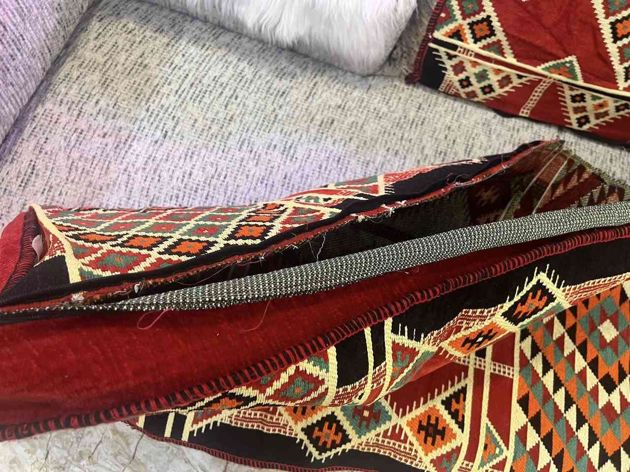 كعده عربيه رمضانيه دوشك واحد مع 4 كوشات كبار 
صوف الاصلي صناعه سوريه كلش ثكيله ومابيها اي عيب سعرها 35 الف والقطع كلها تشتغل ع الوجهين
مكاني اليرموك


**إذا كنت صاحب هذا الإعلان وتريد حذفه لأي سبب، رجاءا أرسل رسالة إلى الدعم الفني**